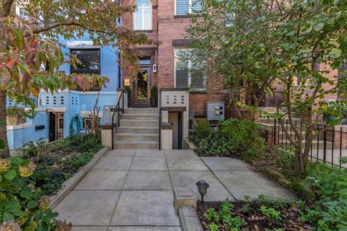 Charming 2BD in Hip Neighborhood - 3 Blks to Metro - image 32