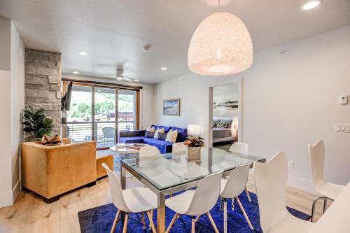 Blue River Flats Condo - Beautiful Silverthorne Getaway in Silverthorne, USA