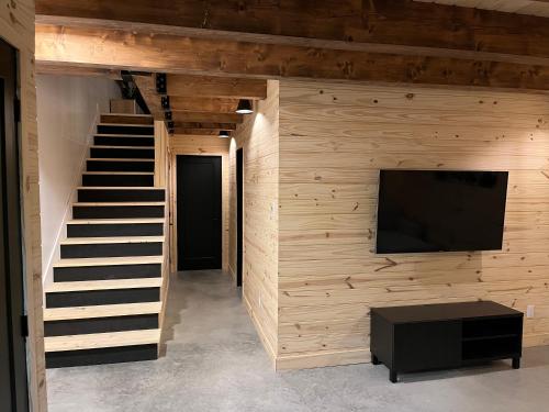 Koplietošanas atpūtas telpa ar TV, Chalet Les 3 Versants Mont-Edouard 38A in Lensendžīna (QC)