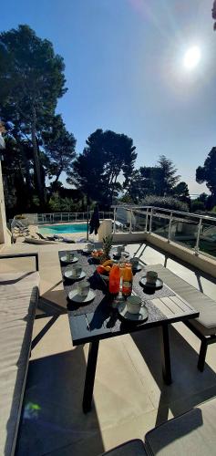 Balcony/terrace, Villa vue mer a Antibes classee 4 etoiles-Piscine chauffee in Trois Moulins