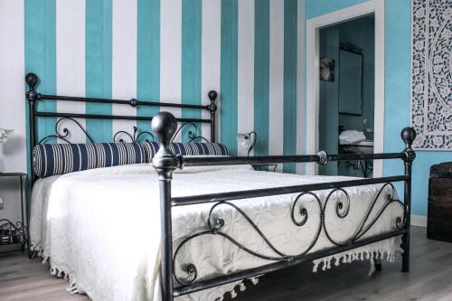 1 double bed, 1 twin bed