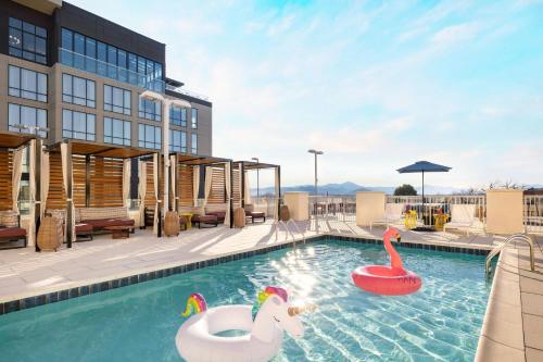 مسبح, Moxy Asheville Downtown in Asheville City Center