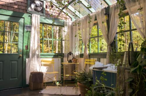 Trekker, Treehouses cabins and lodge rooms in เลคจอร์จ (NY)