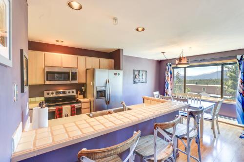 Stunning Silverthorne Condo with Mountain Views! in Silverthorne, USA