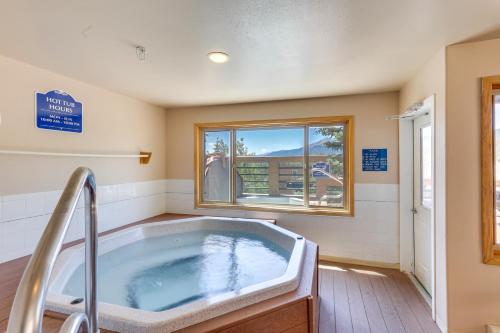 Silverthorne Condo with Hot Tubs and Mtn Views - image 10