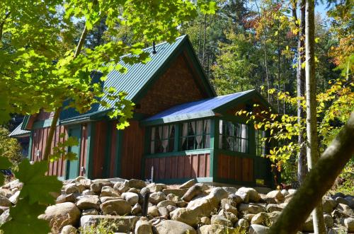 Trekker, Treehouses cabins and lodge rooms in Lake George, USA