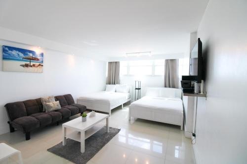 Oceanfront Studio with Pool, Beach Access and FREE Parking in Miami Beach, USA