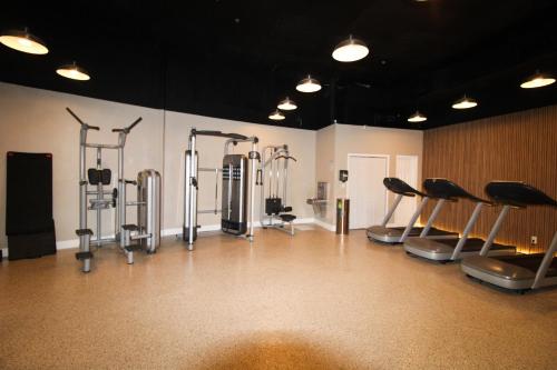 Oceanfront Studio with Pool, Beach Access and FREE Parking in Miami Beach, USA