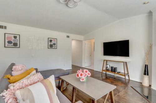 5BR 2B with Pool Fire Pit & Jacuzzi - 11 Guests in Irving, USA