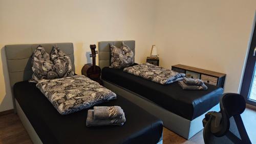 2 twin beds, 1 sofa bed