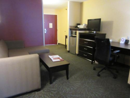 2 queen beds, 1 sofa bed