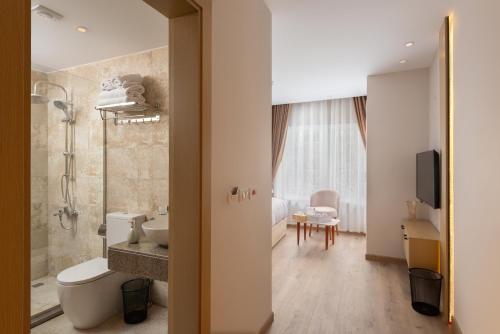 room detail thumbnail 2