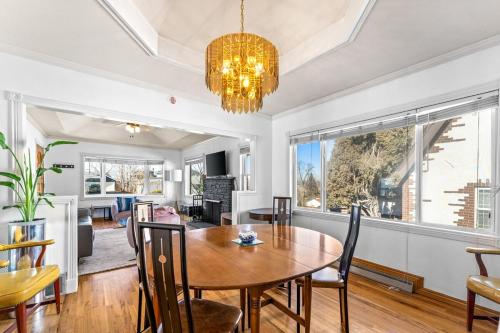 Epic Mntn views private hot tub and 420 friendly near สวนสนุกเลคไซด์