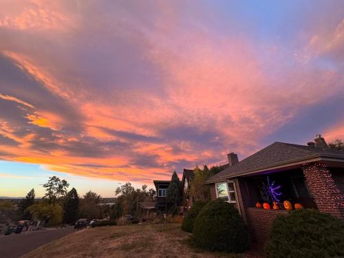 Epic Mntn views private hot tub and 420 friendly near สวนสนุกเลคไซด์