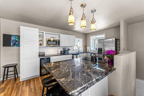 مطبخ, Epic Mntn views private hot tub and 420 friendly in Regis