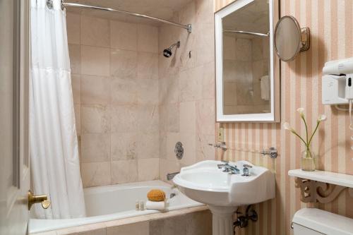 Chateau Inn and Suites - main image