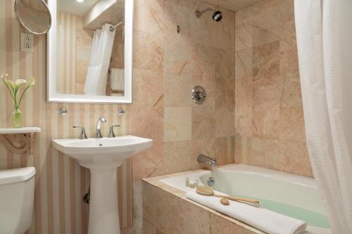 Chateau Inn and Suites - image 12