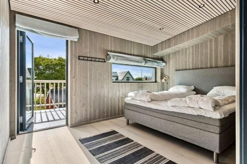 Modern with mountains and sea views in Henningsvær, Henningsvaer (foto 8)