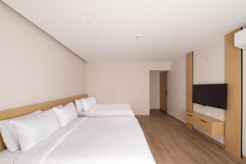 Elegance Grand City Hotel - image 3