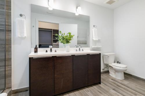 Stylish 2BR Retreat, Miami with Rooftop Lounge Stylish 2BR Retreat, Miami with Rooftop Lounge