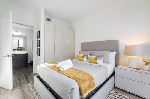 Stylish 2BR Retreat, Miami with Rooftop Lounge Stylish 2BR Retreat, Miami with Rooftop Lounge