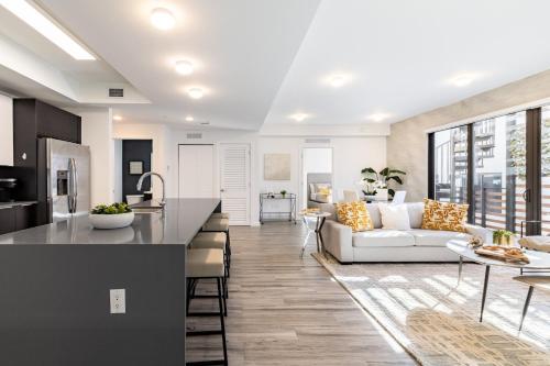 Stylish 2BR Retreat, Miami with Rooftop Lounge Stylish 2BR Retreat, Miami with Rooftop Lounge