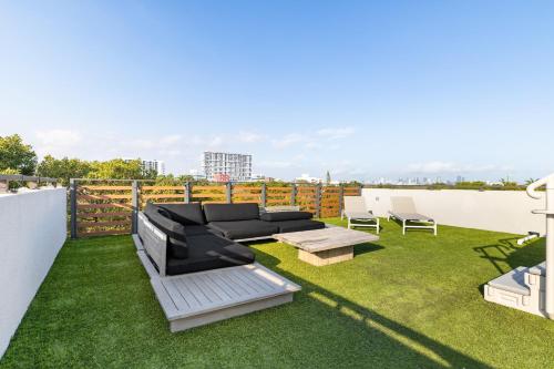 Stylish 2BR Retreat, Miami with Rooftop Lounge Stylish 2BR Retreat, Miami with Rooftop Lounge
