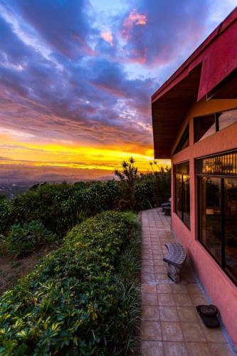 Stunning Views from Coffee Country Villa - 25 min to SJO in Itiquis