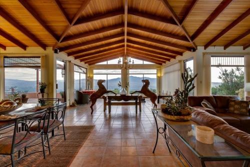 Stunning Views from Coffee Country Villa - 25 min to SJO in Itiquis