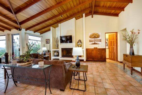 Stunning Views from Coffee Country Villa - 25 min to SJO in Itiquis