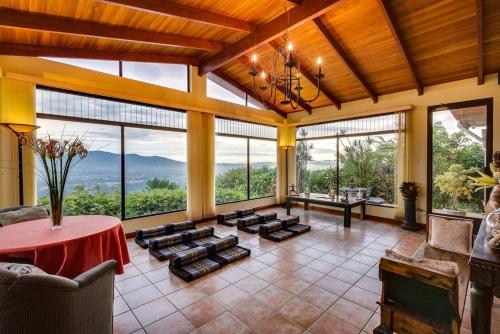 Stunning Views from Coffee Country Villa - 25 min to SJO in Itiquis