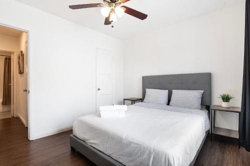 Ground-Floor 1-Bedroom by Beverly Hills Steps from Restaurants, Cafes and Shopping thumb 2