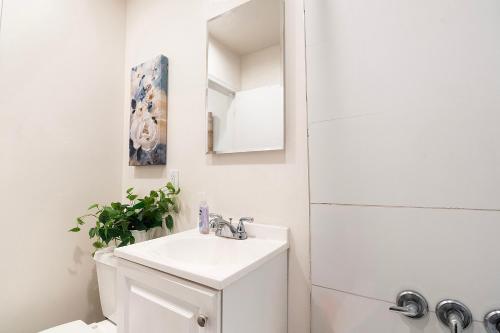 Ground-Floor 1-Bedroom by Beverly Hills Steps from Restaurants, Cafes and Shopping thumb 3