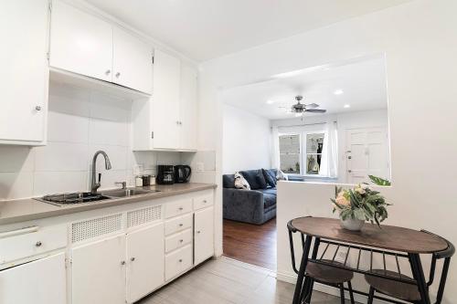 Ground-Floor 1-Bedroom by Beverly Hills Steps from Restaurants, Cafes and Shopping detail
