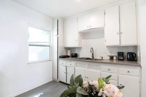 Ground-Floor 1-Bedroom by Beverly Hills Steps from Restaurants, Cafes and Shopping detail
