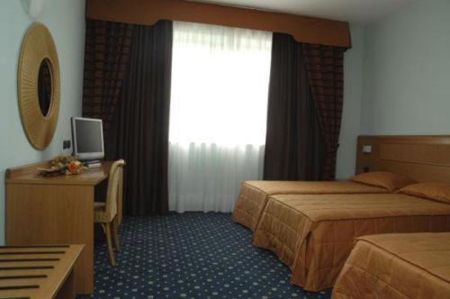1 queen bed, 1 twin bed