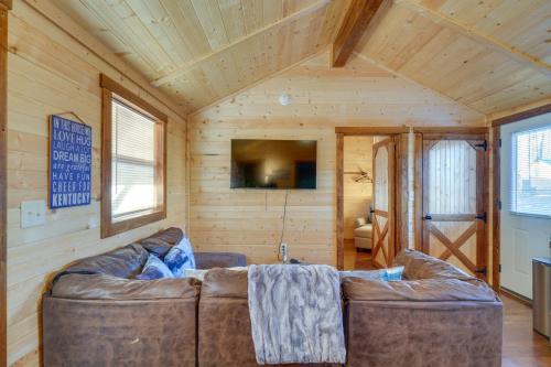 Pond-View Cabin Near Louisville on Racehorse Farm! in La Grange (KY)