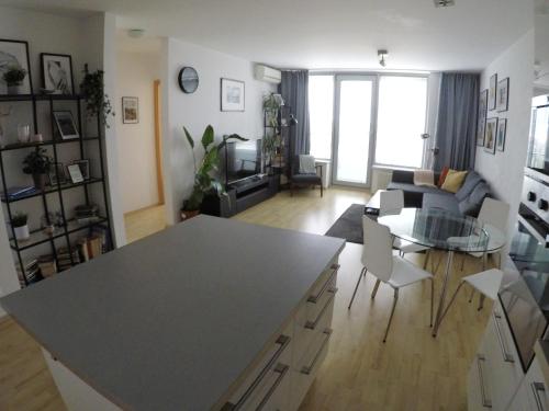 Sunny Free Parking Beauty Balcony View, 3 Towers Residence - Bratislava