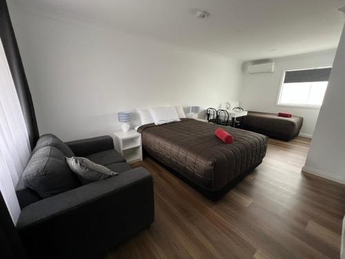 1 queen bed, 1 twin bed
