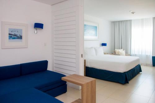 646313399 Holiday Inn Acapulco La Isla by IHG