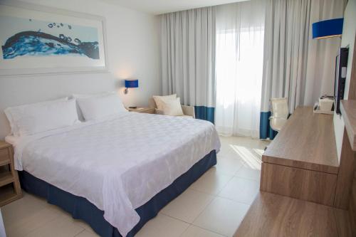 646313407 Holiday Inn Acapulco La Isla by IHG