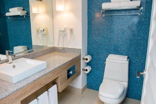 646313417 Holiday Inn Acapulco La Isla by IHG