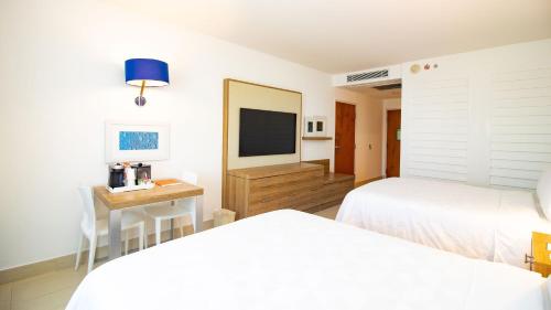 646313436 Holiday Inn Acapulco La Isla by IHG