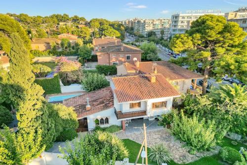 Salou Family Villa with Private Pool & Beach - BBQ - WiFi - AC