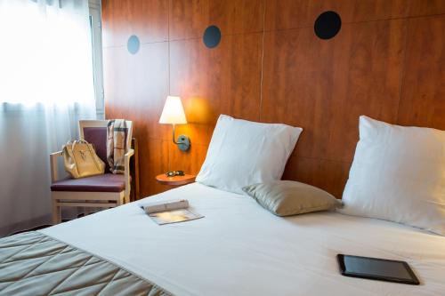 Mercure Beziers The 4-star Mercure Béziers offers comfort and convenience whether youre on business or holiday in Beziers. Offering a variety of facilities and services, the property provides all you need for a goo