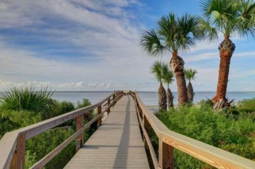 Brass Rail 319-Premier Condo on Tybee Island-Sleeps 10-2 Pools & Spa, Tybee Island