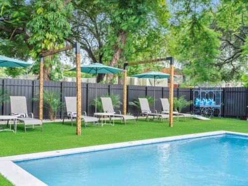 Sun, Style & Swim Cozy Home W Pool & Parking