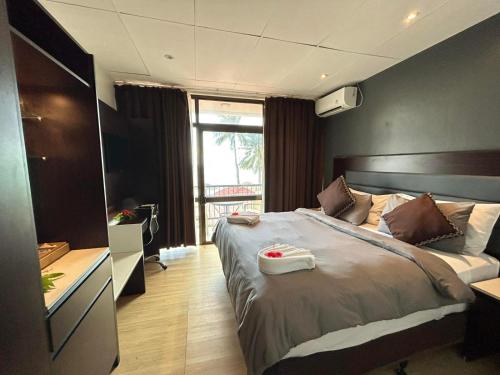 Oceanfront Room with Balcony image 10