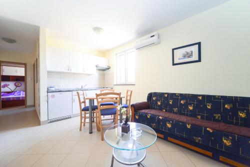 One-Bedroom Apartment image 2