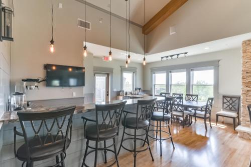 Delt lounge/TV-område, Harborwalk Lodge in Hitchcock
